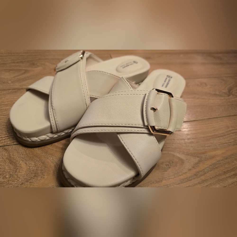 Brand new without tags (NWOT) Giani Bernini Cream memory foam cross-strap sandal